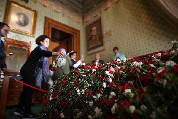 Atatürk’ün vefat ettiği oda ve Dolmabahçe Sarayı pazartesi günleri dışında her gün ziyaretçilere açık.