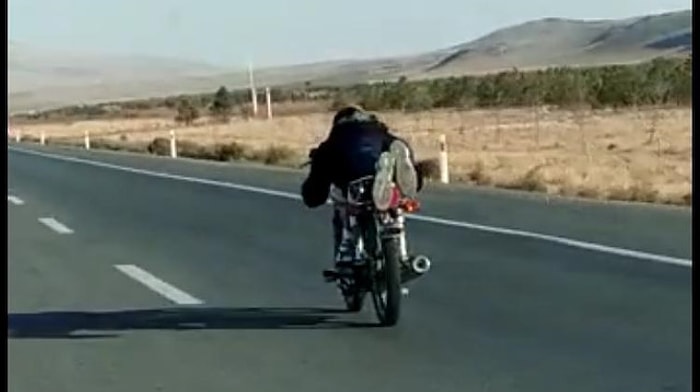 Konya'da Tehlikeli Yolculuk: Kasksız Sürücü Motosikletin Üzerine Yüzüstü Yattı!