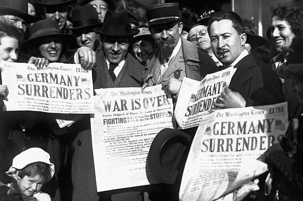 1918 - Alman İmparatorluğu ile İtilaf Devletleri'nin ateşkes imzalamasıyla, I. Dünya Savaşı sona erdi.