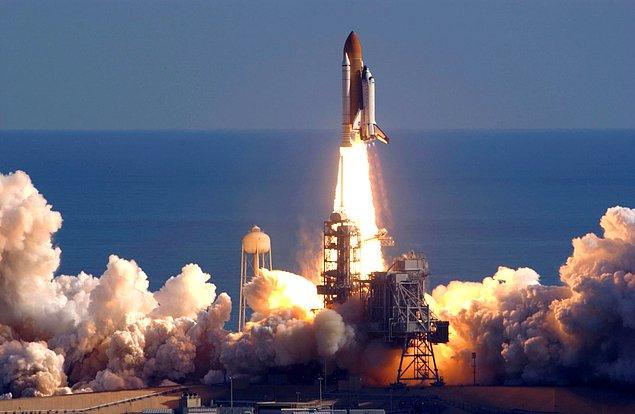 1981 - Columbia Uzay Mekiği fırlatıldı, böylece Dünya'dan iki kez fırlatılan ilk uzay aracı olma unvanını kazandı.
