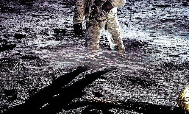 2009 - Su bulma umuduyla Ay'ın güney kutbunu bombalayan NASA, çarpma sonuçlarını açıkladığı basın toplantısında, Ay'da önemli miktarda su bulunduğunu duyurdu.