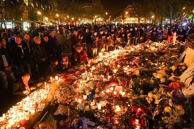 2015 - Paris'te akşam saatlerinde konser salonu, stadyum, restoran ve barlara yönelik koordineli şekilde düzenlenen terör saldırılarında 132 kişi hayatını kaybetti.
