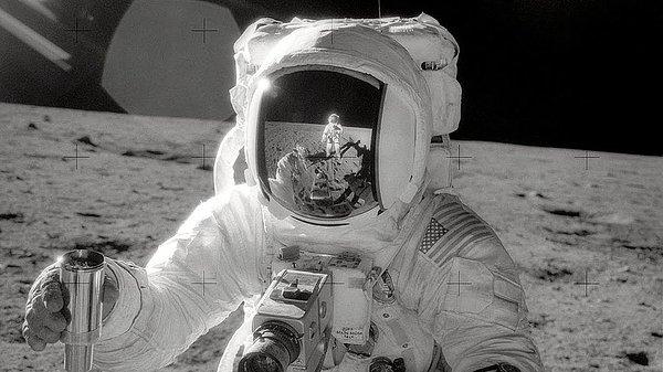 1969 - NASA, Ay yüzeyindeki ikinci insanlı görev için Apollo 12 uzay aracını fırlattı.