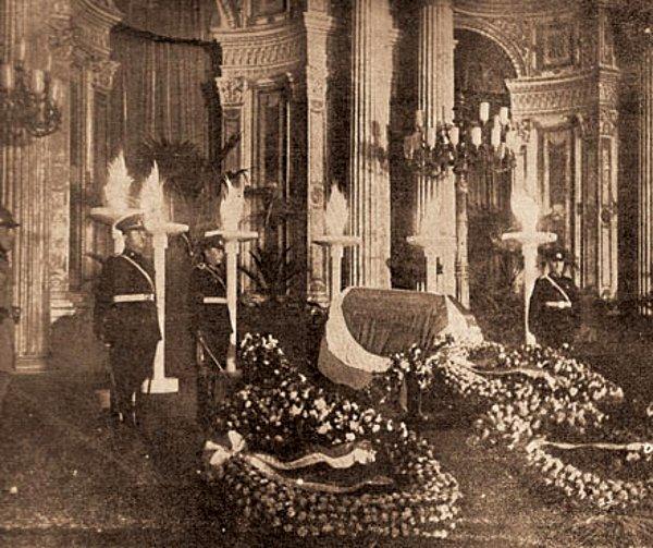 1938 - Atatürk'ün naaşı, Dolmabahçe Sarayı'nda katafalka kondu.