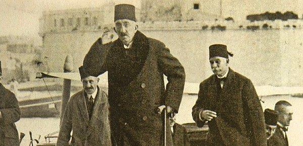 1922 - Son Osmanlı padişahı VI. Mehmet (Vahdettin), İstanbul'u terk etti.