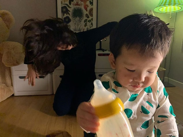 O günden beri, arka planda çılgınca takıldığı fotoğraflarını paylaşıyor...