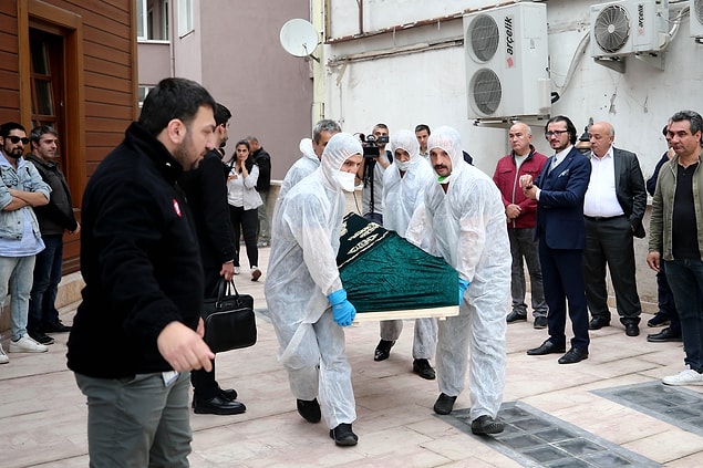 Kardeşlerin naaşını ise maskeli AFAD ekibi taşıdı.