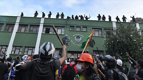 Polisler bazı kentlerde muhalif protestocuların yanında yer aldı, Morales polisin destekçilerine karşı gerçek mermi kullandığını duyurdu.