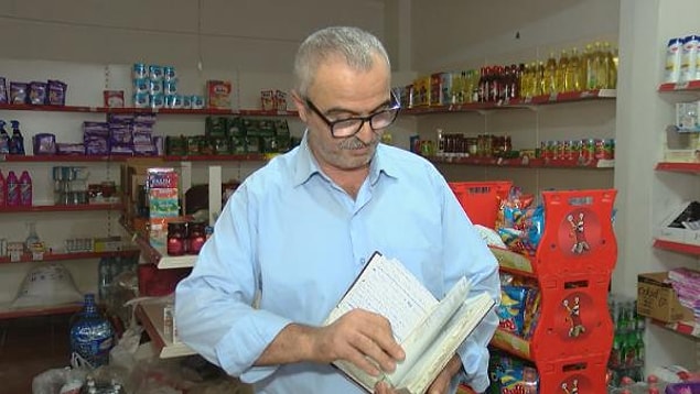 Tüm bakkalları dolaşarak, veresiye alışveriş yapan mahallelinin borçlarını ödedi