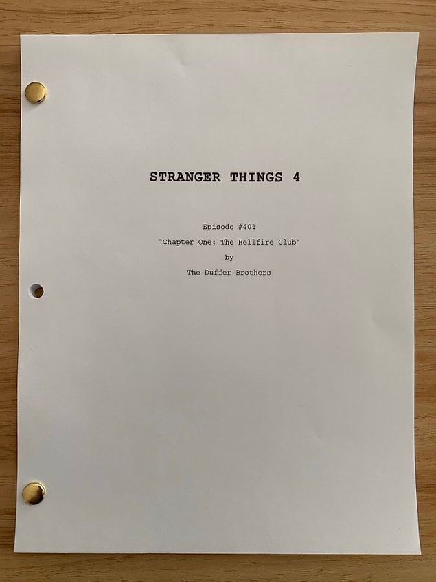 1. Stranger Things 4. Sezon 1. Bölümünün ismi: Chapter One: The Hellfire Club! (Cehennem Ateşi Kulübü)