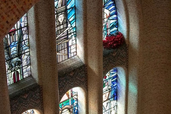 На стекле, который голубь выбрал случайно, был изображен раненный солдат, символизирующий "стойкость и мужество".