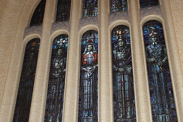 Изображение на стекле приобрело невероятную красоту вместе с цветами, которые принесла птица.