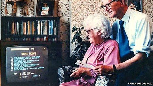1984 yılında ise 74 yaşındaki bir babaanne, Teletext ile yakındaki bir marketten margarin, yumurta ve mısır gevreği söyleyerek ilk sanal siparişlerden birini vermiş oldu.