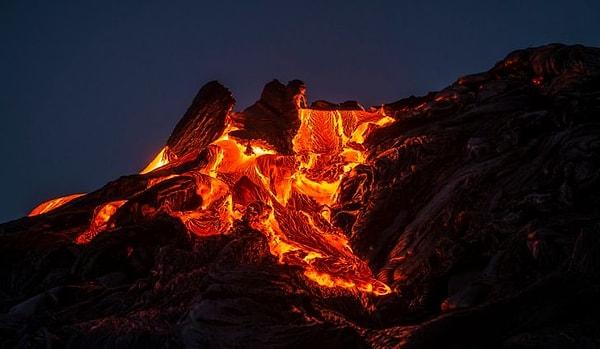7. Havai'nin 5 aktif yanardağından Kilauea 1983'ten beri aralıksız püskürmektedir. Bu da onu Dünya'nın herhangi bir yerindeki en uzun süre aktif kalmış yanardağ yapar.