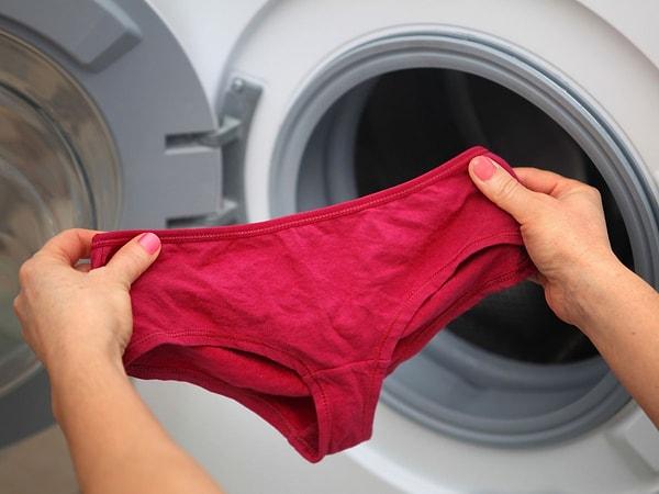 Diğer her şeyle birlikte çamaşır makinesine atılan iç çamaşırları, giysilerinize dışkı ve bakteri bulaşmasına sebep olabilir.