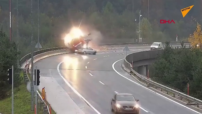 Virajı Dönemeyen Otomobilin TIR'ı Köprüden Attığı Korkunç Görüntüler!