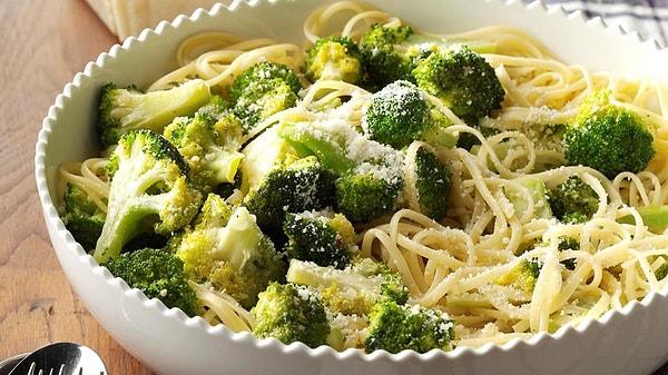 Kremalı Brokolili Makarna için gerekli malzemeler:
