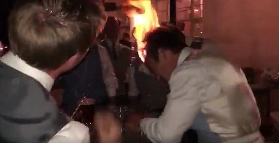 Birbirlerinin Saçını Sırayla Yakıp Alkol İçen Rahatsızlar!