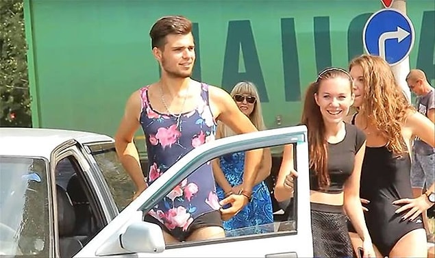 Bu reklam için de, bikini giyip gelen herkese bedava benzin vereceklerini söylediler...