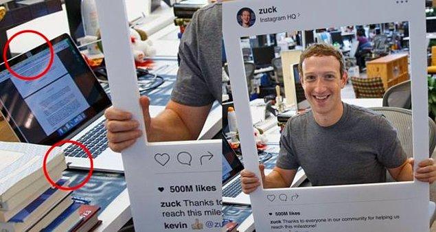 Yıllar önce çekilmiş bu fotoğrafta, tüm dünya Facebook'un kurucusu Zuckerberg'in bilgisayar kamerası ve mikrofonunun bantlı olduğunu görmüştü. O zaman için yeni olan bu olay, günümüzde oldukça normal bir hal aldı.