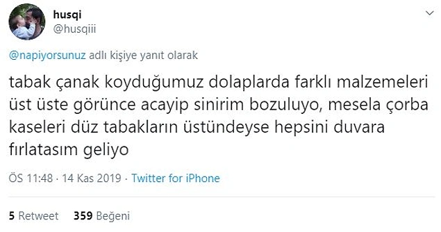 Evdeki tabak çanaklara dikkat.