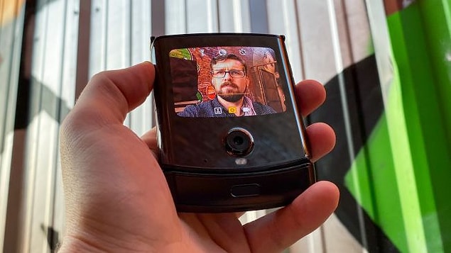 16 MP'lik tek bir kamerayla gelen telefonun arka yüzeyinde de 800x600 çözünürlüğe sahip 2.7 inç bir ekran bulunacak.