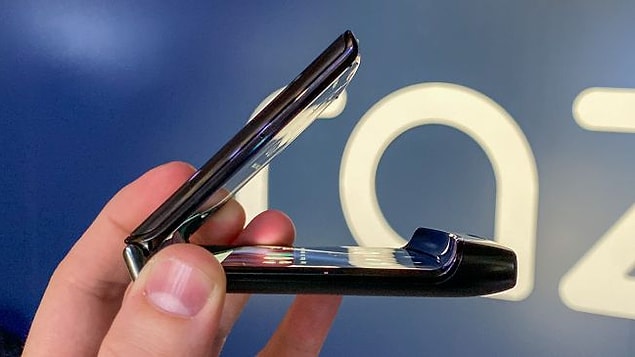 Motorola, 2,510mAh batarya kapasitesinin 1 gün dayanacağını iddia ediyor ancak medya, GPS, internet kullanılarak, bu düşük batarya boyutu ne kadar idare edebilir, tartışılır.