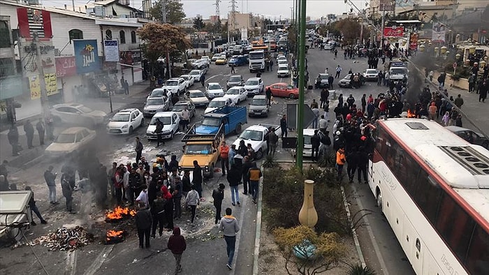 İran'da Neler Oluyor? Benzin Zammı Protestoları Ülke Geneline Yayıldı, Bir Kişi Hayatını Kaybetti