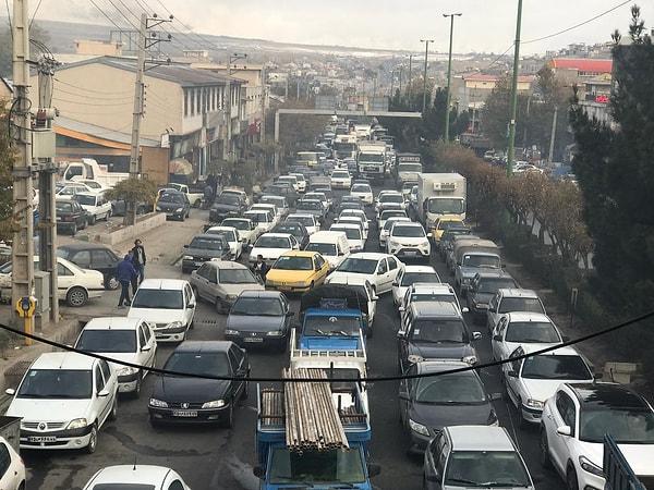 Tahran'daki protestocular da kontak kapatarak başkentin tüm giriş ve çıkış yollarını trafiğe kapattı ve Tahranpars semtinde bir banka şubesini ateşe verdi.