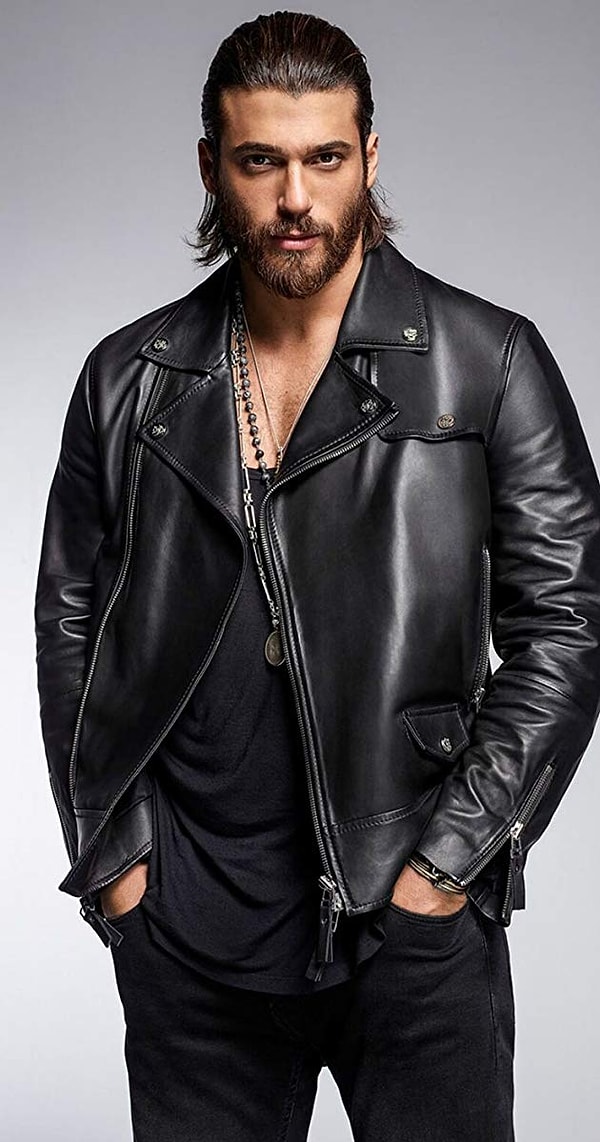 У него 46 размер ноги, 56 размер одежды, поэтому найти одежды актеру непросто. Он легко может скинуть и набрать вес, так как активно занимается спортом.