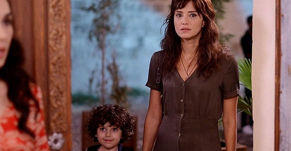 5. Помимо сериалов и фильмов, Нехир довольно часто принимает участие в различных турецких телевизионных шоу, в качестве ведущей. Также она успела запомниться замечательной игрой в сериале «Реакция». Но, к сожалению, едва успев начаться, сериал был закрыт из-за своих низких рейтингов.