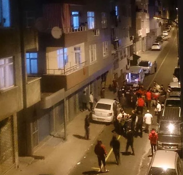Polisin müdahalesiyle öfkeli kalabalık kontrol altına alınırken, darbedilen 2 şüpheli de gözaltına alındı.