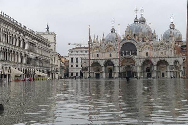 1. San Marco Meydanı, dev bir İtalyan piazzasından ziyade bir göl haline gelmiş durumda...