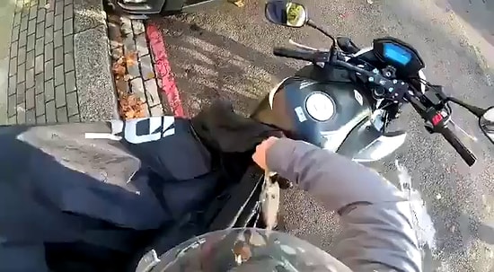 Motosikletini Örten Adamın Yaşadığı Talihsiz Kaza!