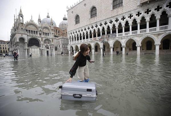 13. Turistler valizlerini sürüklemek yerine, suyun üzerinde yüzdürerek taşıdı...