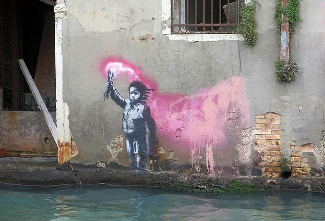15. Ve son olarak, can yeleği giyen ve pembe işaret fişeği tutan göçmen çocuğun resmedildiği Bansky eseri de, sular karşısında tehdit altında kaldı.
