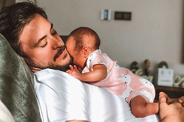 Şunun altını çizmek isterim; bebeğin gazını çıkartarak, oyun oynayarak, annenin kucağından alıp besleyerek, altını değiştirerek, anneye yardım etmiş olmuyoruz BABALIK yapmış oluyoruz. Bana göre baba olmak, yavrunuzun anne karnına düştüğü haberini aldığınız ilk andan itibaren başlıyor.