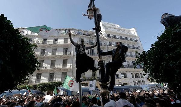 Protestolarda Aralık'ta gerçekleşecek başkanlık seçimleri, Cezayir'deki egemen sınıfın yolsuzluğu ve şeffaf olmamaları eleştiriliyor.