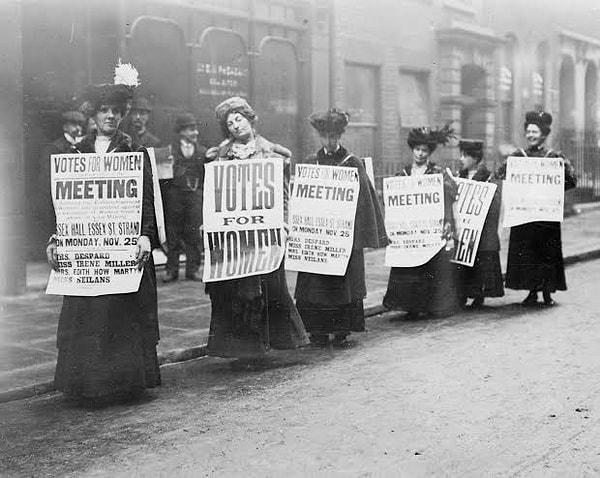 1900 - Birleşik Krallık'ta, seçme ve seçilme hakkı isteyen 119 kadın, Avam Kamarası'na zorla girmekten tutuklandı.