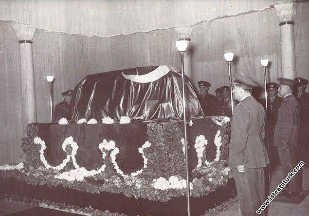 1938 - Atatürk'ün naaşı, törenle Etnoğrafya Müzesi'ndeki geçici istirahatgâhına getirildi.