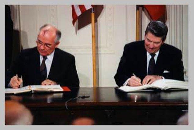 1985 - ABD Başkanı Ronald Reagan ve Sovyetler Birliği lideri Mihail Gorbaçov Cenevre'de buluştu. Zirveden, stratejik nükleer silahların yüzde 50 azaltılması kararı çıktı.