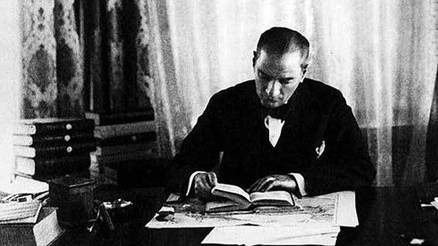 1934 - Cumhurbaşkanı Gazi Mustafa Kemal, Meclisten çıkan kanunla Atatürk soyadını aldı.
