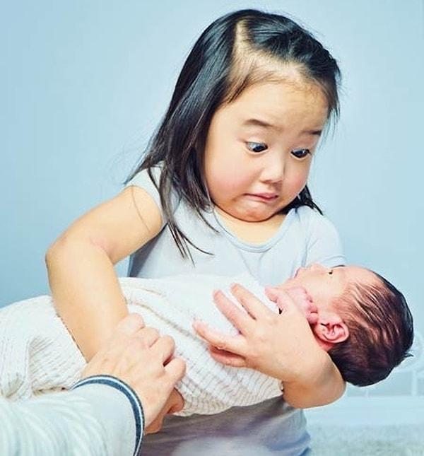 1. “Kızımın yeni doğan kardeşini tutarkenki tepkisi. Oynadığı bebeklerden çok daha ağır.”