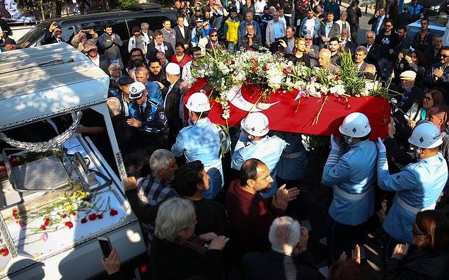 Sanatçı, Levent Afet Yolal Camisi’nde öğle vakti kılınan cenaze namazının ardından Aşiyan Kabristanı’nda toprağa verildi.