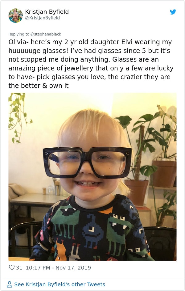 7. "Olivia, bu benim büüüüyüüük gözlüklerimi takan 2 yaşındaki kızım Elvi. 5 yaşımdan beri gözlük kullanıyorum ve beni hiçbir şeyden alıkoymadı."