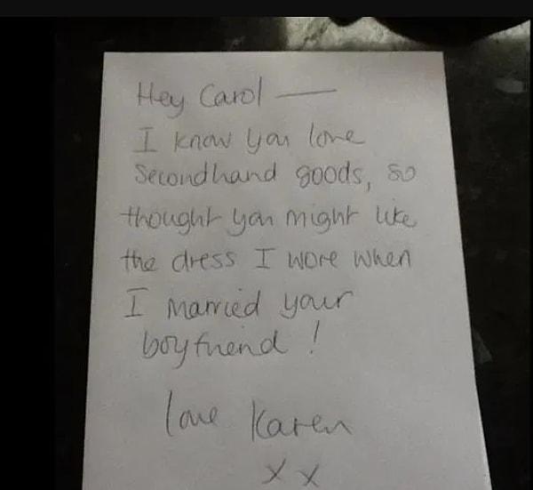 Gelinliğin yanına da şöyle bir not bırakmış: "Selam Carol, ikinci el malları sevdiğini biliyorum, o yüzden erkek arkadaşınla evlenirken giydiğim elbiseyi beğeneceğini düşündüm. Sevgiler, Karen." 😂