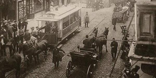Takvimler 3 Eylül 1872'yi gösterirken İstanbullular daha önce bir benzerini görmedikleri yepyeni bir ulaşım aracı ile tanışırlar: "atlı tramvay".