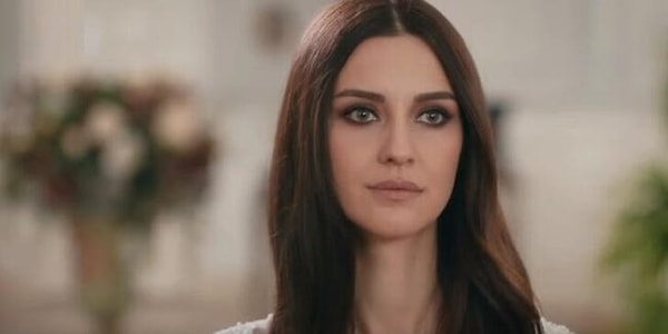 1. Ирем родилась 2 февраля 1990 года в Германии. Она рано начала интересоваться музыкой и театром, в следствии чего по возвращении из Германии на историческую родину — Турцию — поступила в консерваторию искусств Мюждат Гезен (Müjdat Gezen Sanat Merkezinde)