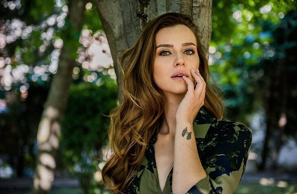 2. Как она сама говорит, ещё в детстве, записавшись в театральный кружок, решила, что станет актрисой. По окончании лицея, готовясь к поступлению в консерваторию, девушка работала в кафе, а потом в магазине.