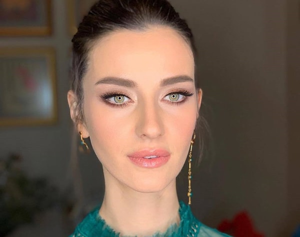 3. По ее словам, такой опыт получился очень ценным: актриса узнала много нового и научилась общаться с разными людьми. Впервые Ирем предстала перед зрителями в роли Ирен в фильме «Бехзат Ч: Полиция Анкары».